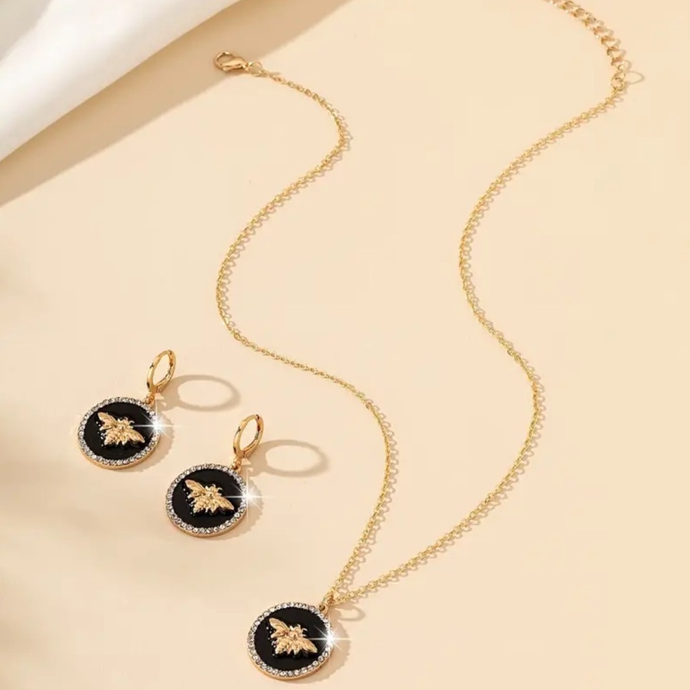 Elegant Luxury Designer Pendant Necklace - NEW